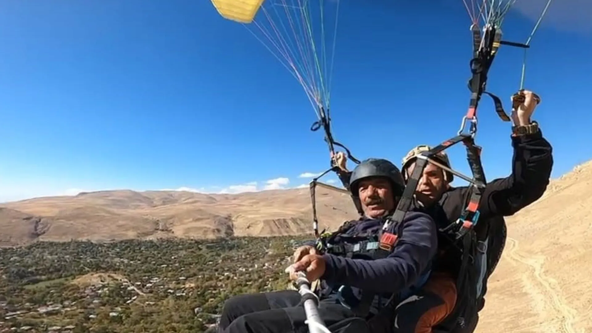 Bitlis'te Van Gölü manzaralı yamaç paraşütü heyecanı