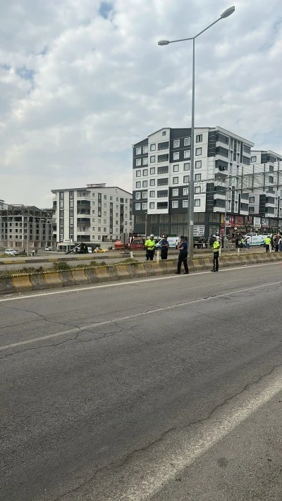 Bitlis'te yol çalışmasında doğal gaz borusu delindi