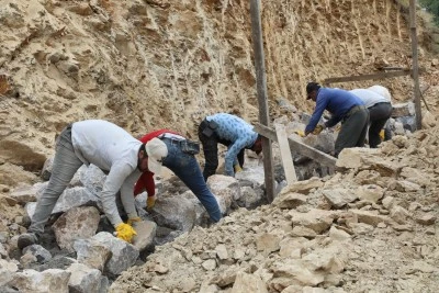Bitlis'te yol güvenliği için duvar çalışmaları sürüyor