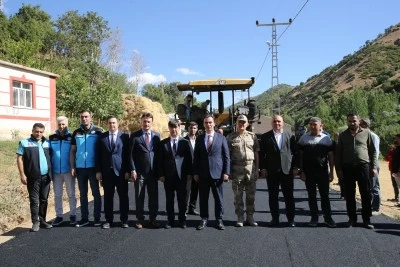 Bitlis'teki köy yolları sıcak asfalta kavuşuyor