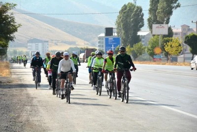 Bitlis'ten Muş'a bağımlılıkla m&uuml;cadele i&ccedil;in pedal &ccedil;evirdiler