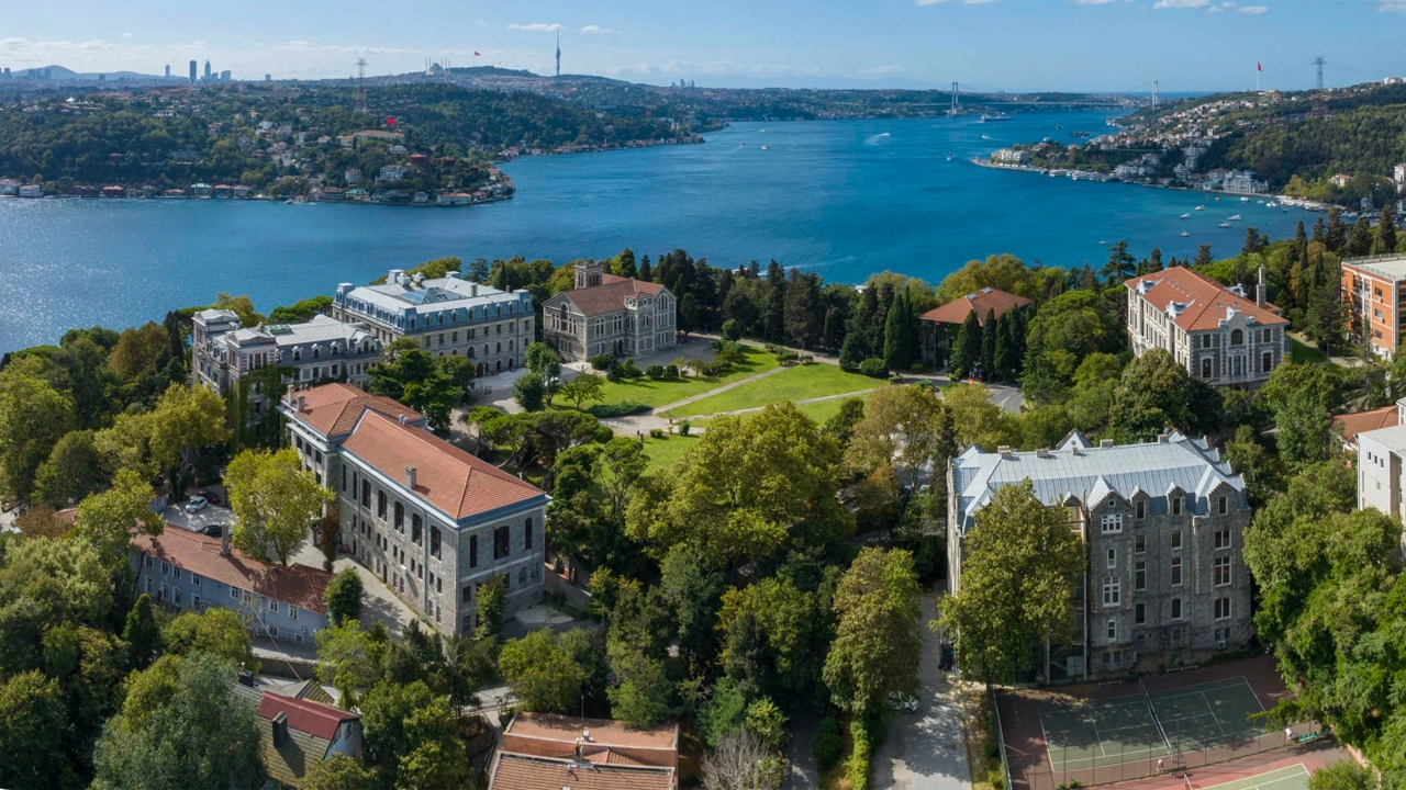 Boğaziçi Üniversitesi'nde diplomasını yırtan öğrenciye gözaltı