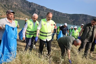 Botan Vadisi'nde &ouml;rnek &ccedil;evre mesaisi! Vali Kızılkaya ve Milletvekili G&uuml;l &ccedil;&ouml;p topladı
