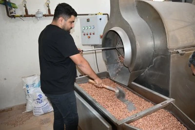 Bu Tesis Yılda 300 Ton Fıstık Kavuruyor! Türkiye’ye Dağıtıyor