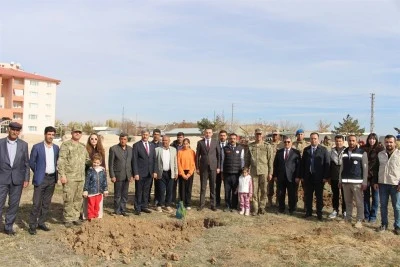 Çaldıran'da fidanlar toprakla buluşturuldu