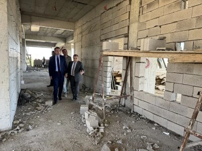 Çaldıran Kaymakamı Bakan, okul inşaatını inceledi