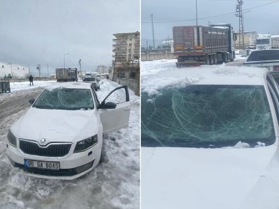 &Ccedil;atıdan D&uuml;şen Kar Park Halindeki Ara&ccedil;ta Maddi Hasara Yol A&ccedil;tı