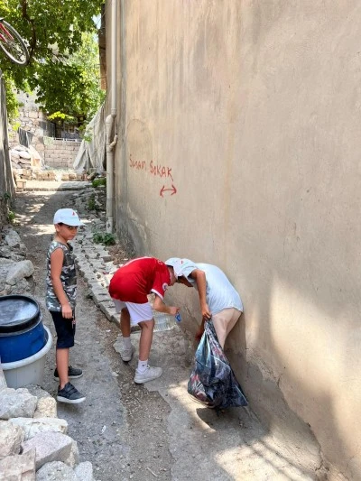 Çermik'te TÜGVA gönüllüsü çocuklar hayvanlar için atıktan suluk yaptı