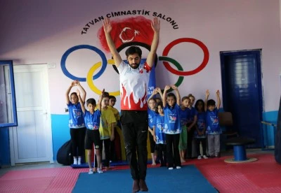 Cimnastiği müzikle buluşturan antrenör geleceğin sporcularını yetiştiriyor