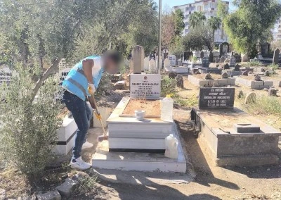 Cizre'de denetimli serbestlik yükümlüleri şehit kabirlerini temizledi