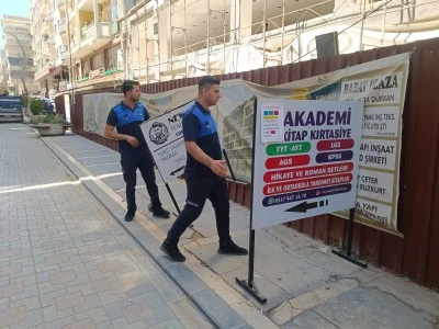 Cizre'de kaldırımlara izinsiz konulan reklam panoları ve dubalar kaldırıldı