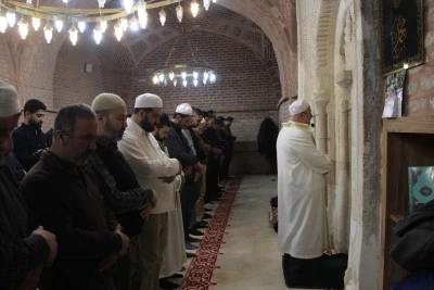 Cizre'deki tarihi Kırımızı Medrese'de hatimle teravih namazı kılınıyor