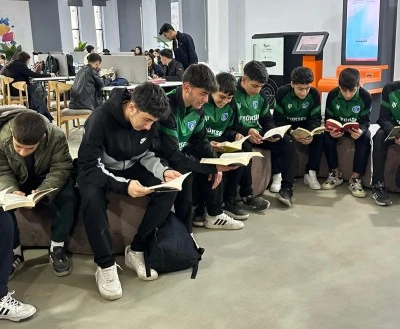 Cizre Dicle Sporlu futbolcular, boş zamanlarını kütüphanede değerlendiriyor