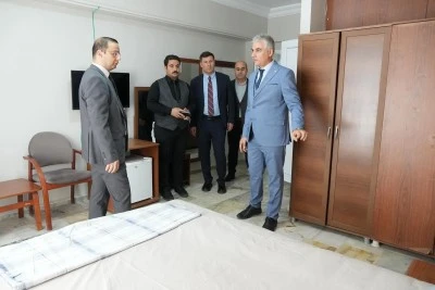 Cizre Kaymakamı Baycar, öğretmenevinde yürütülen tadilat çalışmalarını inceledi