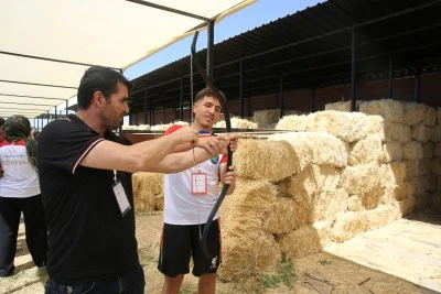 Çocuklar ve gençler ok atıp ata binerek atalarının kültürünü öğreniyor