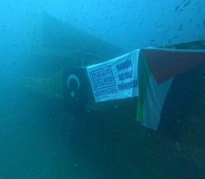 Dalış eğitmenleri su altında Türk ve Filistin bayrağı açtı