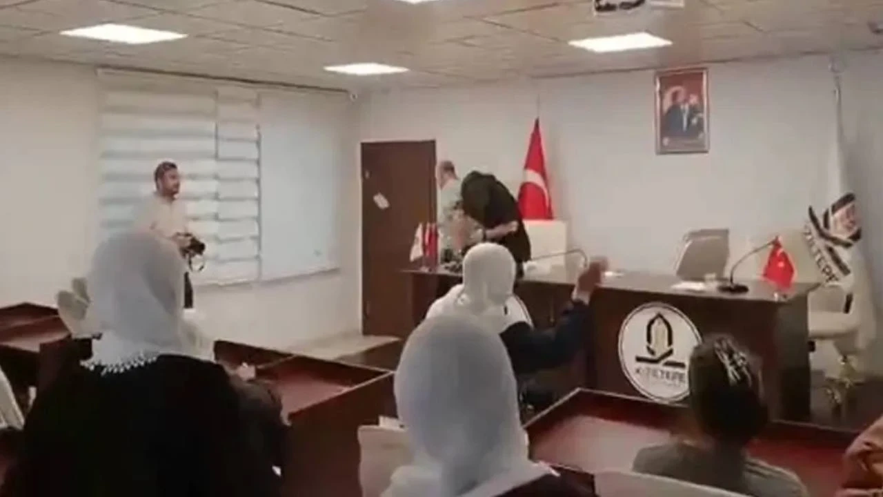 DEM'li meclis &uuml;yeleri ihra&ccedil; edilen belediye başkanına yumurta fırlattı