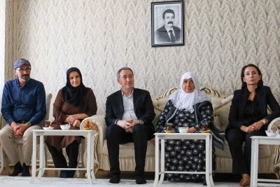 DEM Parti Eş Genel Başkanlarından Hayatını Kaybeden Ağrı Belediye Eş Başkanı Memet Akkuş&rsquo;un Ailesine Taziye Ziyareti