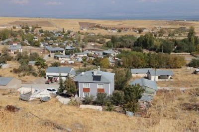 Depremin yıktığı mahallenin sakinleri şimdi yeni evlerinde güvenle oturuyor