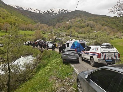 Dereye d&uuml;şen kadını arama &ccedil;alışmaları s&uuml;r&uuml;yor