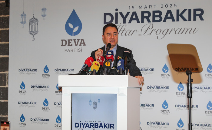 DEVA Partisi Genel Başkanı Ali Babacan, Diyarbakır'da iftar programına katıldı
