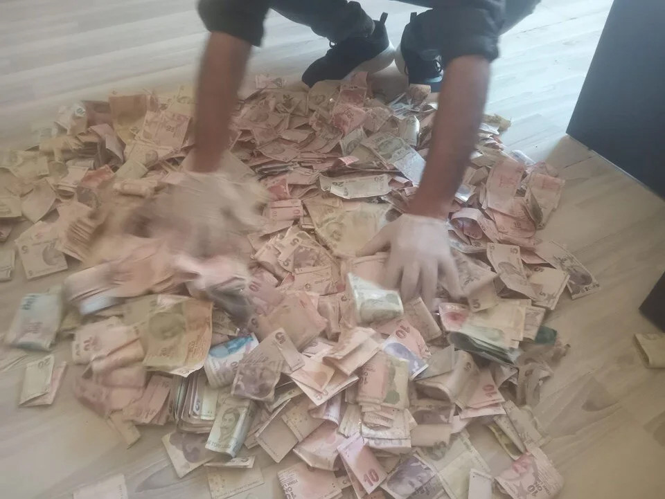 Dilencinin üzerinden çıkan parayı zabıtalar üç saatte saydı