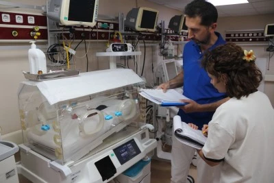 Diyarbakır'da 2 kilo 400 gram doğan bebeğin yaşaması için midesine tüp takıldı