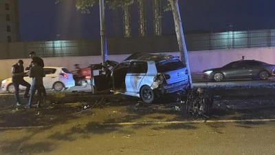 Diyarbakır'da ağaca çarpan otomobildeki 3 kişi yaralandı