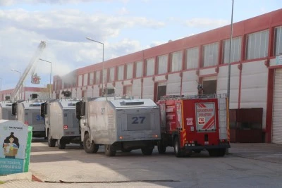 Diyarbakır'da bir depoda çıkan ve iki depoya daha sıçrayan yangına müdahale ediliyor