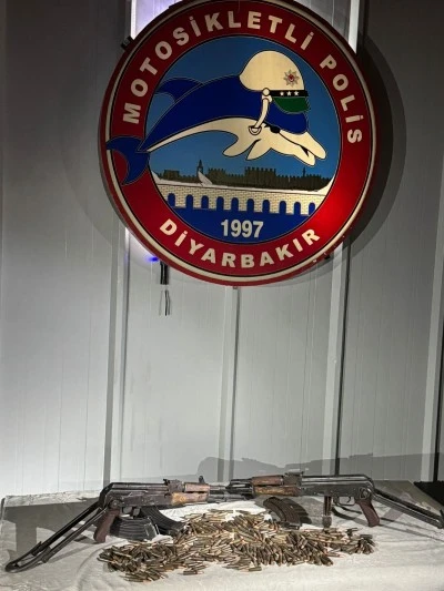Diyarbakır'da bir otomobilde 2 kalaşnikof ele geçirildi
