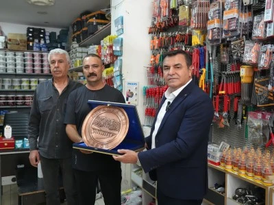 Diyarbakır'da çocuğu zorla götürmeye çalışan şüpheliyi engelleyen esnafa plaket