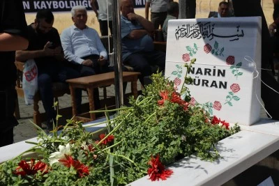 Diyarbakır'da geçen yıl öldürülen Narin Güran kabri başında anıldı