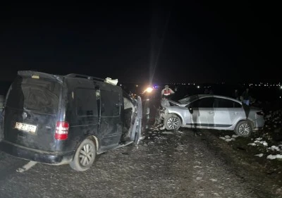 Diyarbakır'da iki aracın &ccedil;arpıştığı kazada 5 kişi &ouml;ld&uuml;, 2 kişi yaralandı