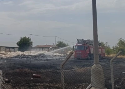 Diyarbakır'da istiflenen plastik atıklarda çıkan yangın söndürüldü