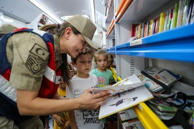Diyarbakır'da kırsaldaki çocuklar &quot;gezici kütüphane&quot; ile kitap ve etkinliklerle buluşuyor