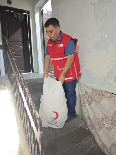 Diyarbakır'da Kızılay ihtiyaç sahibi ailelere yardım ediyor