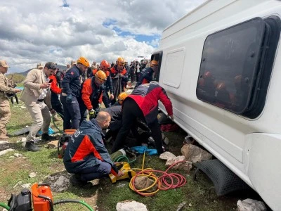 Diyarbakır'da midib&uuml;s&uuml;n devrilmesi sonucu ilk belirlemelere g&ouml;re 11 kişi yaralandı