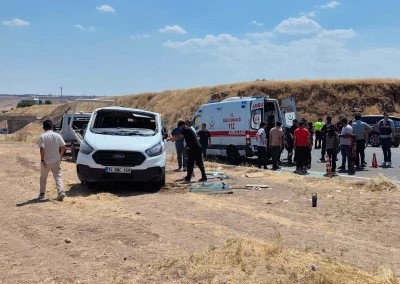 Diyarbakır'da &ouml;ğrenci servisi ile otomobilin &ccedil;arpıştığı kazada 19 kişi yaralandı