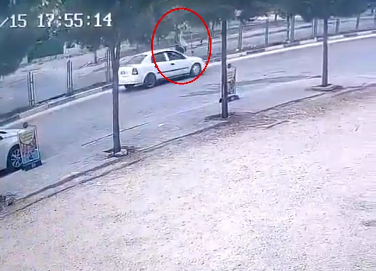 Diyarbakır'da otomobilin yayaya çarpması güvenlik kamerasında