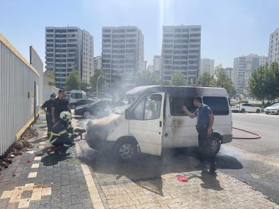 Diyarbakır'da park halindeki minibüs yandı