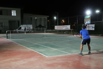 Diyarbakır'da sağlık çalışanları için organize edilen tenis turnuvası başladı