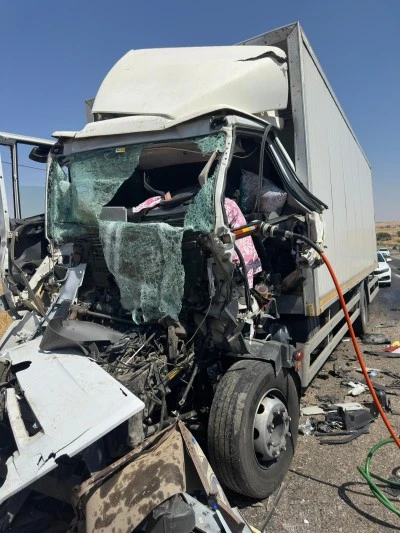 Diyarbakır'da saman yüklü kamyona arkadan çarpan aracın sürücüsü öldü
