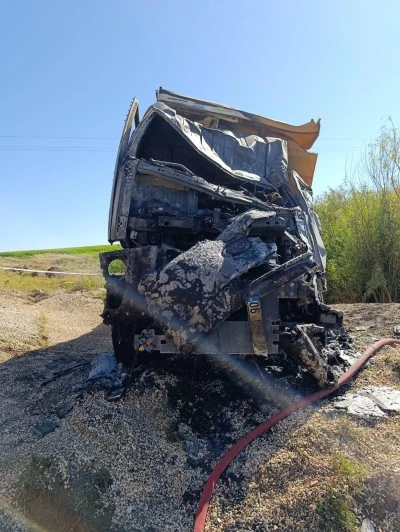 Diyarbakır'da şarampole devrilen kamyonun sürücüsü öldü
