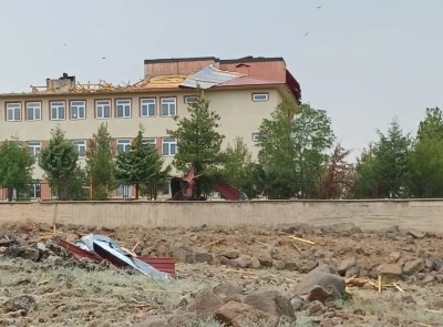 Diyarbakır'da şiddetli rüzgar okulun çatısını uçurdu
