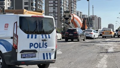 Diyarbakır'da SUV tipi araca d&uuml;zenlenen silahlı saldırıda 2 kişi yaralandı