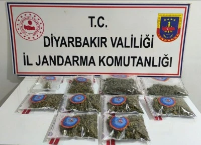 Diyarbakır'da yapılan operasyonlarda 25 kilogram esrar ele ge&ccedil;irildi