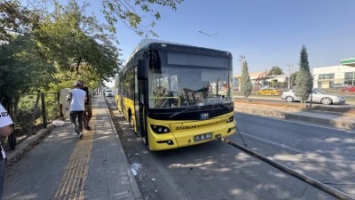 Diyarbakır'da yolcu minibüsünün belediye otobüsüne çarpması sonucu 25 kişi hafif yaralandı