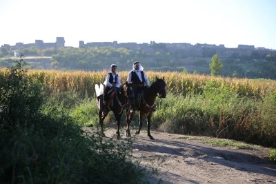 Diyarbakır'ın &quot;Buzcu Baba&quot;sı tarladaki işçileri serinletmek için at sırtında yollarda