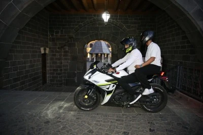 Diyarbakır'ın sıra dışı müezzini yarış motosikletiyle ilgi odağı oldu