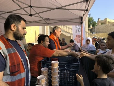 Diyarbakır Vakıflar Bölge Müdürlüğü Mardin'de aşure ikramında bulundu